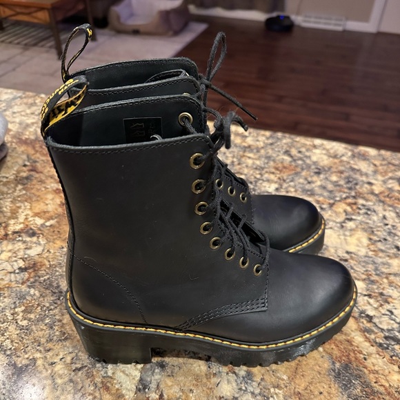 NWOT Women’s dr martens size 7 - Picture 2 of 7